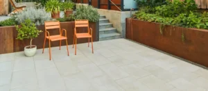 Eine Terrasse mit verfugten Platten und 2 Seelns